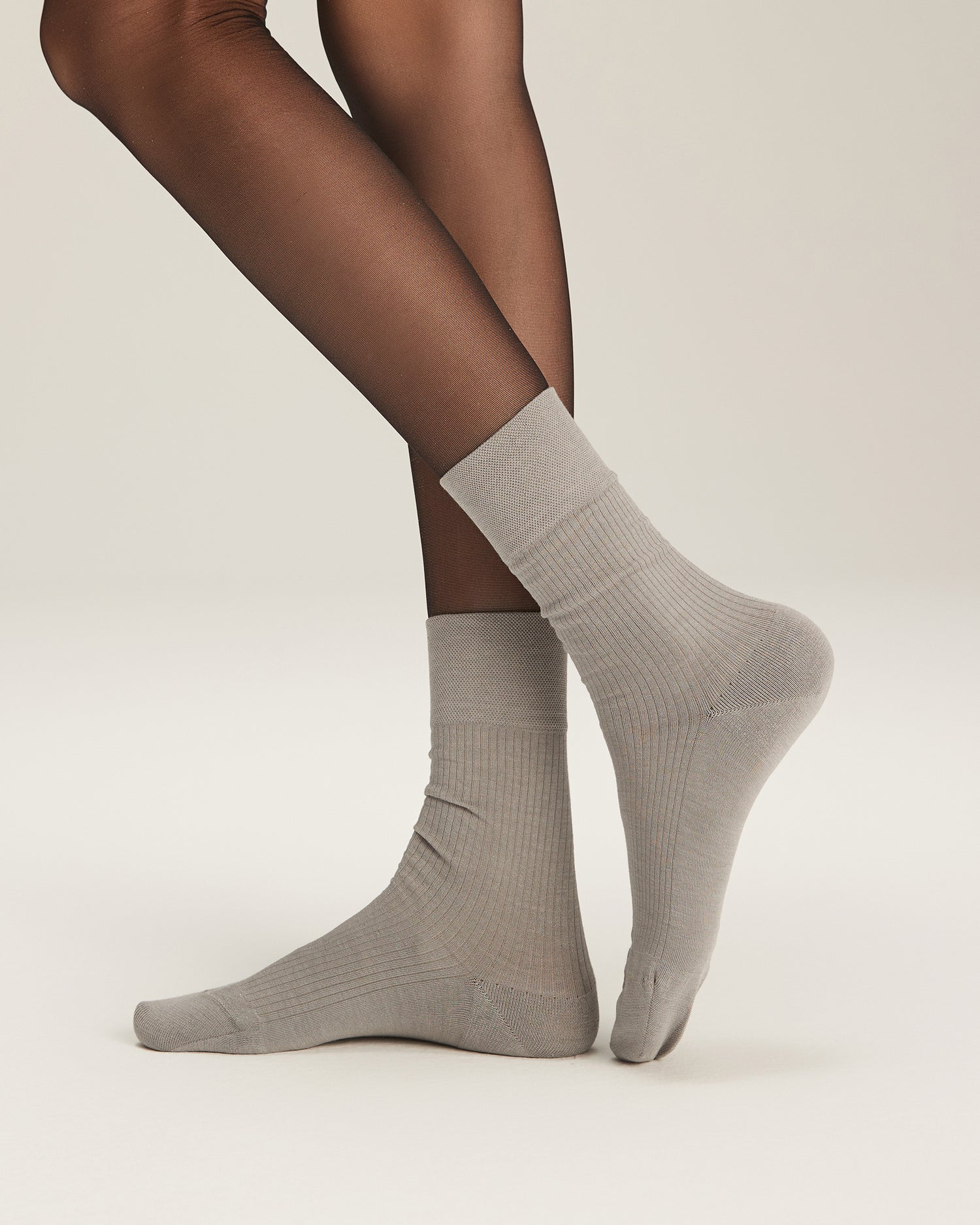 Women's Lightweight & Breathable Ribbed Crew Socks