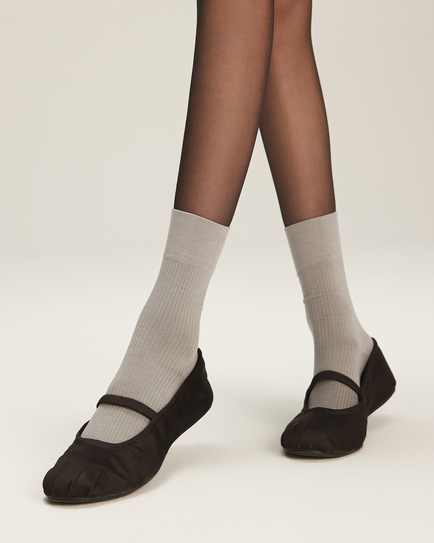 Women's Lightweight & Breathable Ribbed Crew Socks