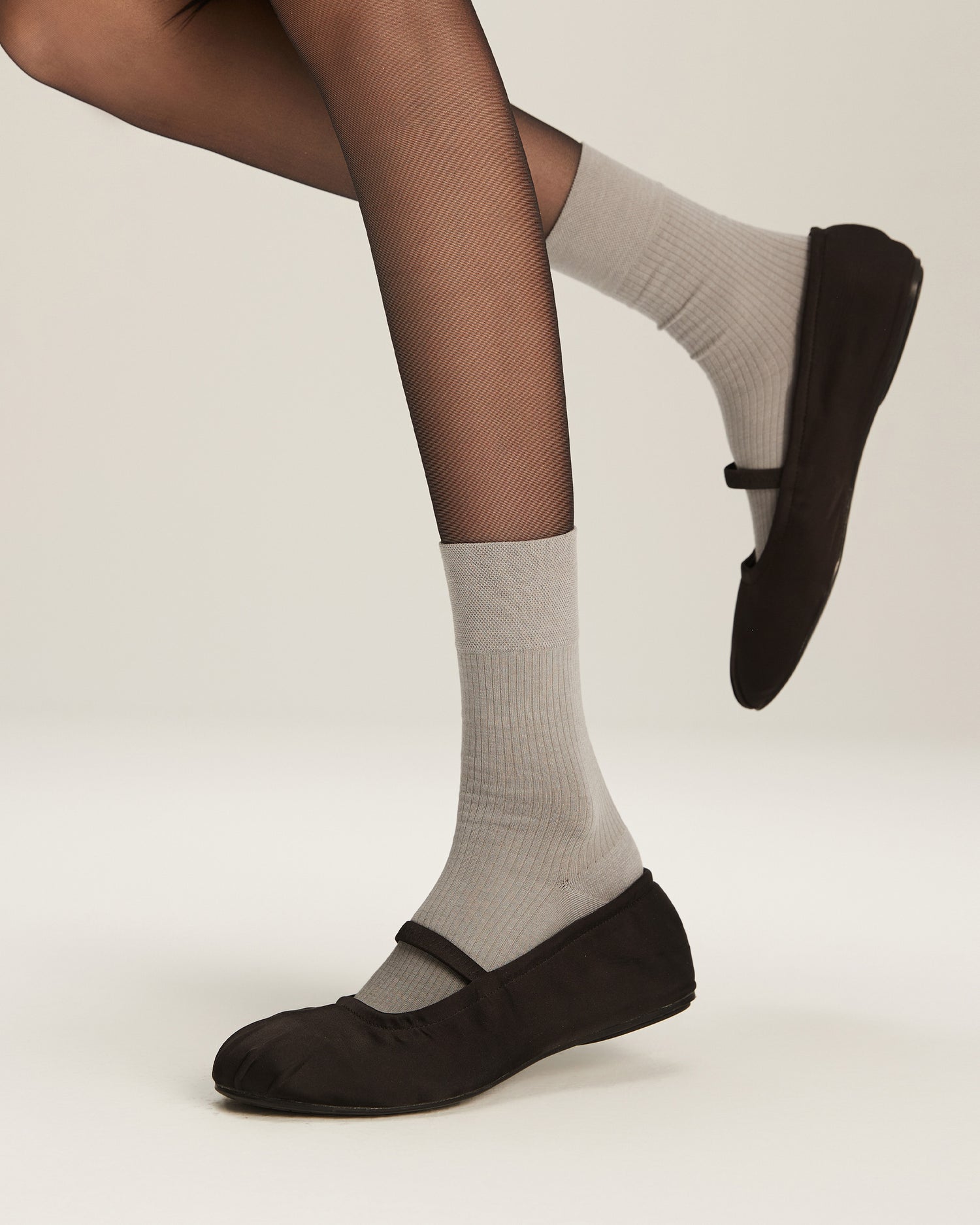 Women's Lightweight & Breathable Ribbed Crew Socks
